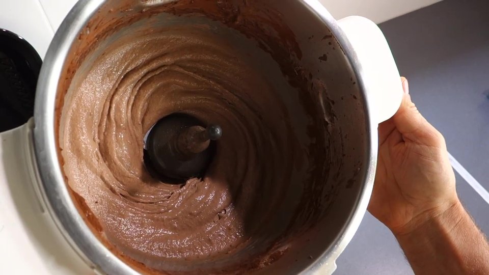 Fin de la préparation de la glace banane chocolat dans le bol du Companion
