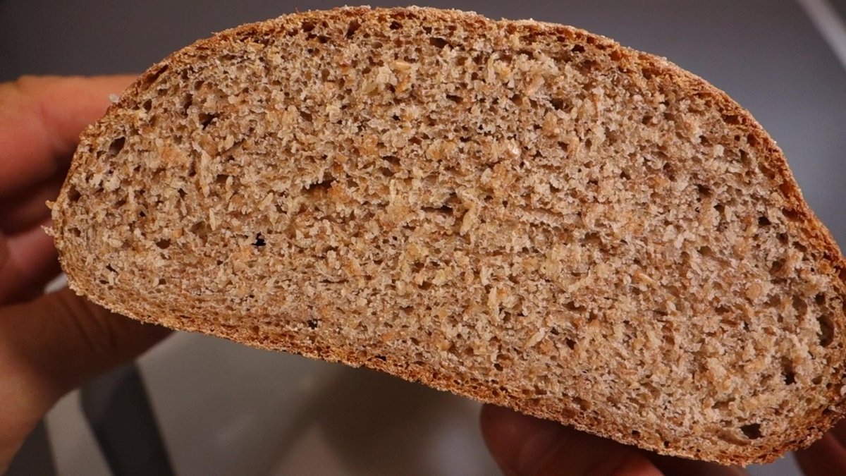 Tranche de pain complet avec une texture moelleuse au Companion