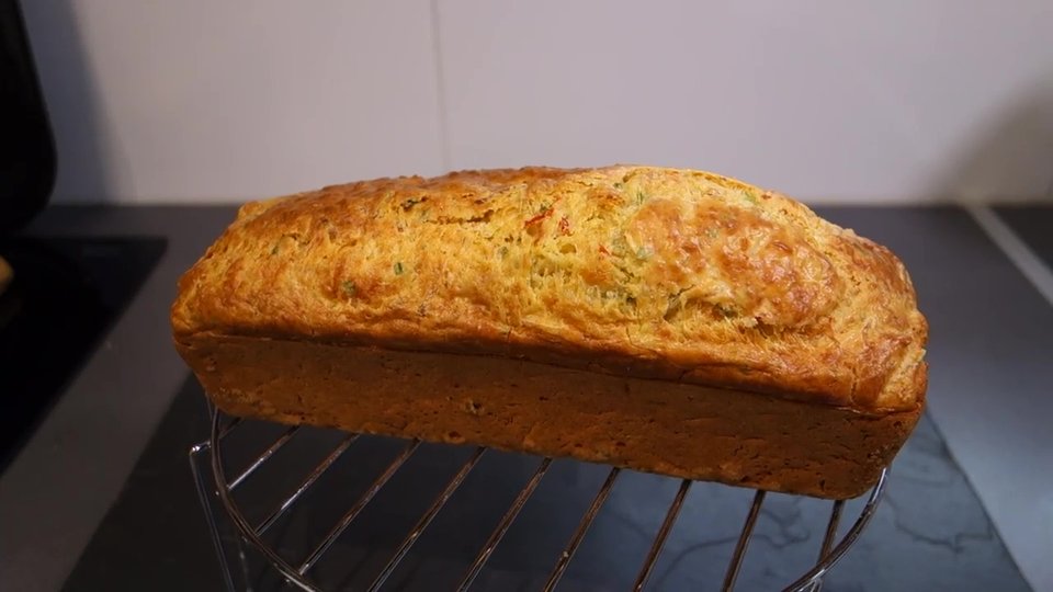 Laisser le cake au crabe refroidir sur une grille métallique