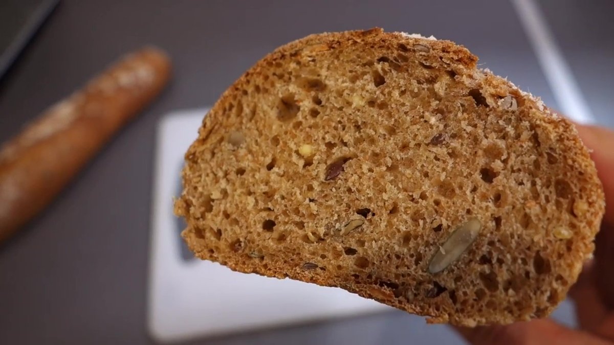 Tranche de pain aux graines moelleux et croustillant avec des graines et une une texture aérée au Companion