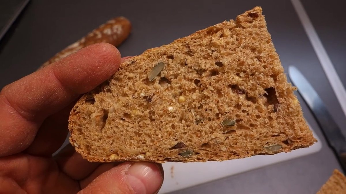 Tranche de pain aux graines moelleux et croustillant au Companion