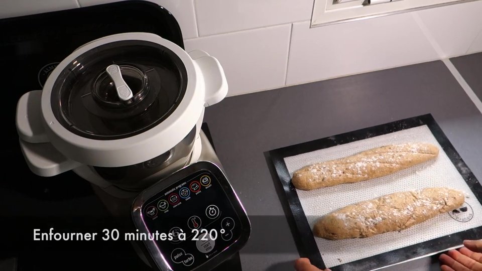 Préparation de la pâte pour le pain aux graines dans le bol du Companion