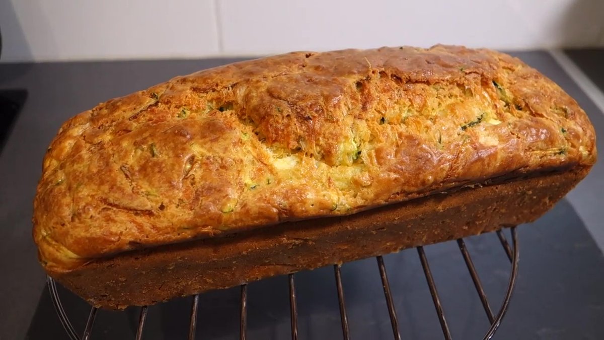 Un cake aux courgettes, bacon et feta doré et moelleux au Companion