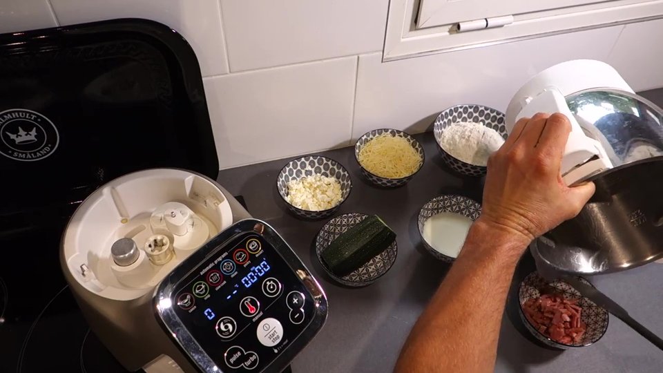 Préparation du cake aux courgettes bacon et feta avec le Companion