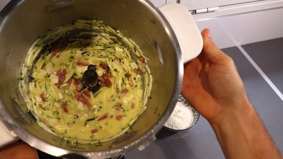Préparation du cake aux courgettes bacon et feta dans le bol du Companion
