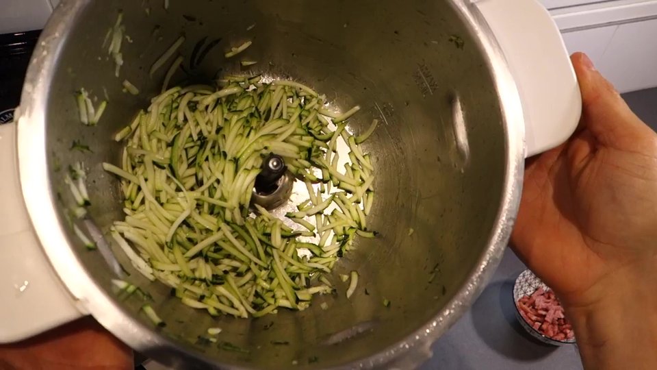 Courgettes râpées pour le cake courgettes bacon feta dans le bol du Companion