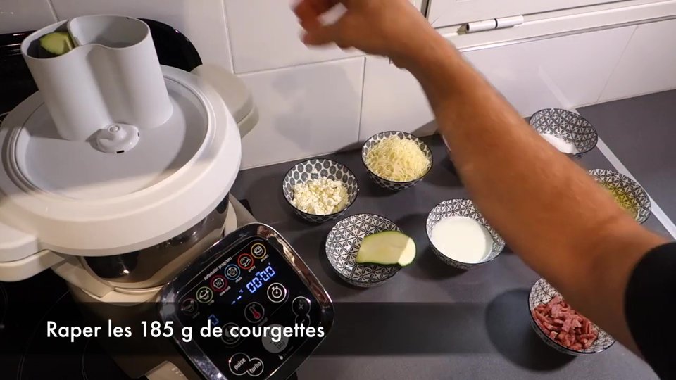 Utilisation du découpe légume pour le cake aux courgettes bacon feta avec le robot Companion