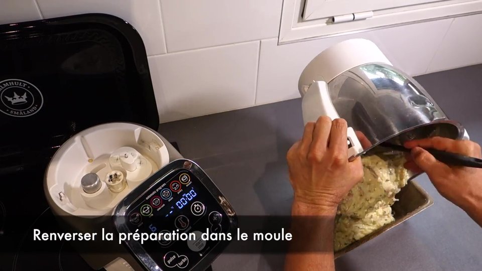 Verser la préparation dans le moule à l'aide d'une spatule
