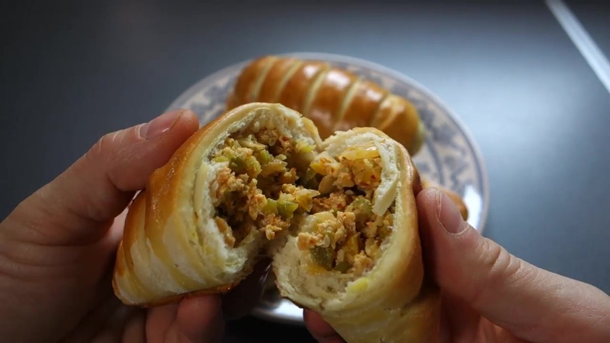 Buns fourrés au Companion délicieuxment garnis de légumes et de fromage