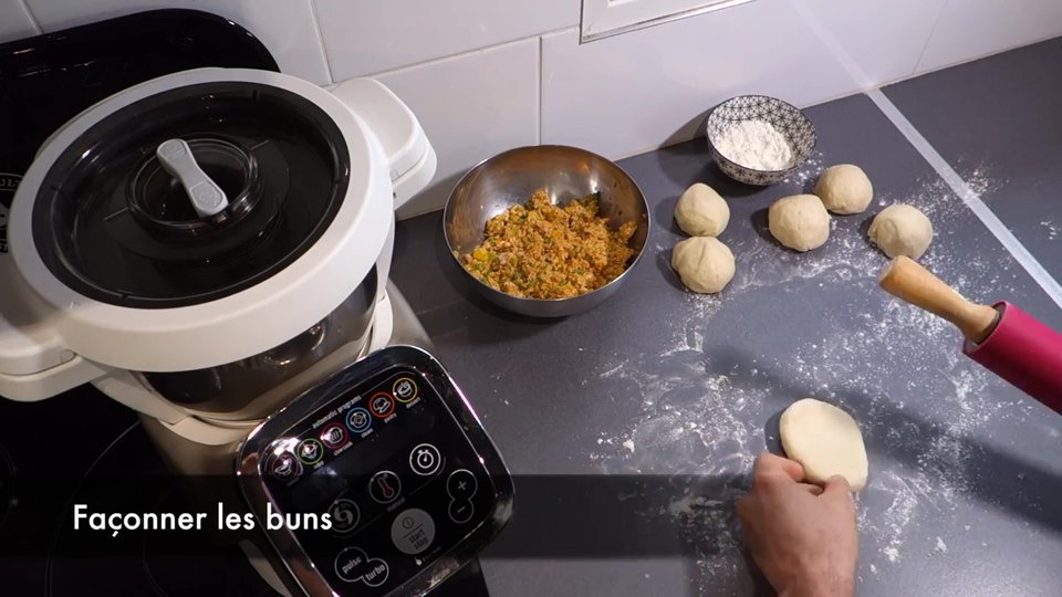 Faire des boules de pâte et les aplatir sur une surface farinée