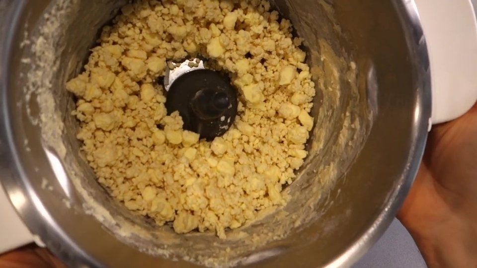 Le pétrissage avec le beurre congelé et la farine