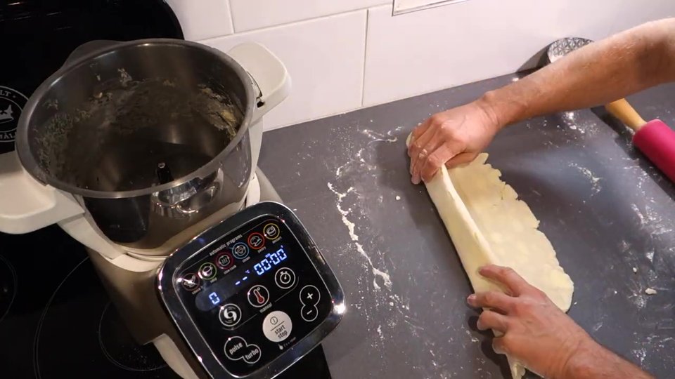 Enrouler la pâte pour former un boudin