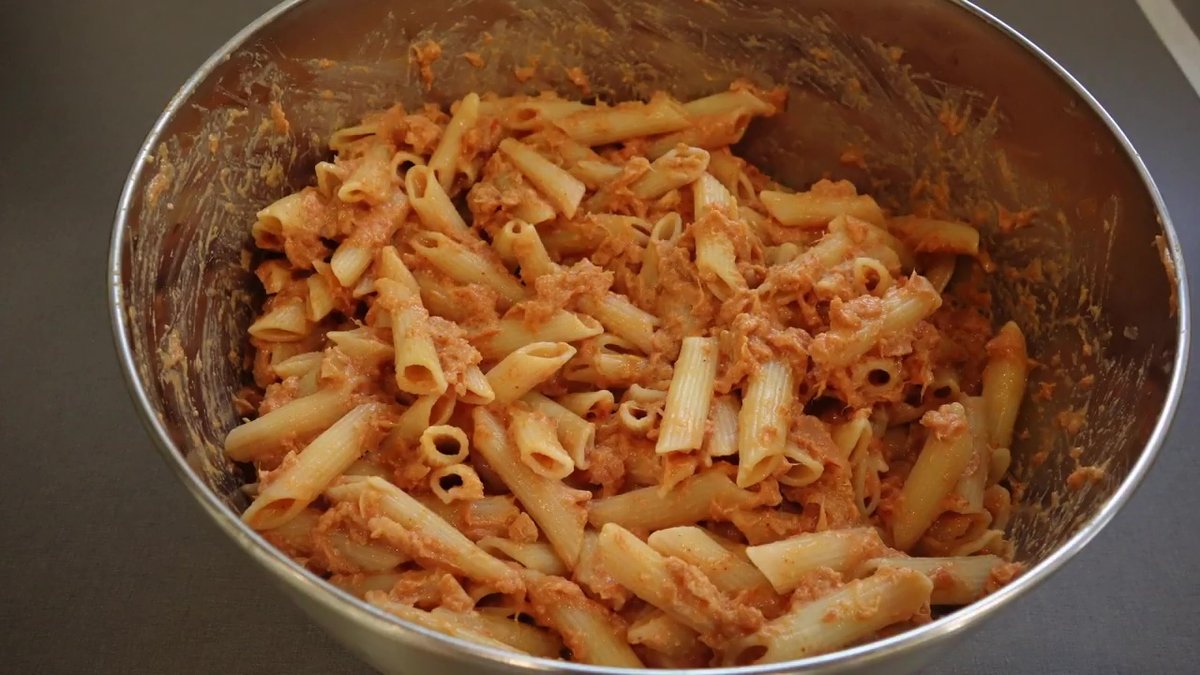 Pâtes mélangées à la sauce tomate au thon maison au Companion.
