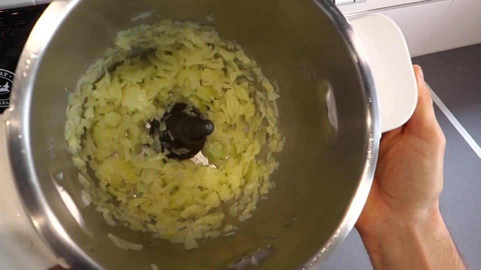 Oignons hachés finement au Companion pour la sauce tomate au thon.