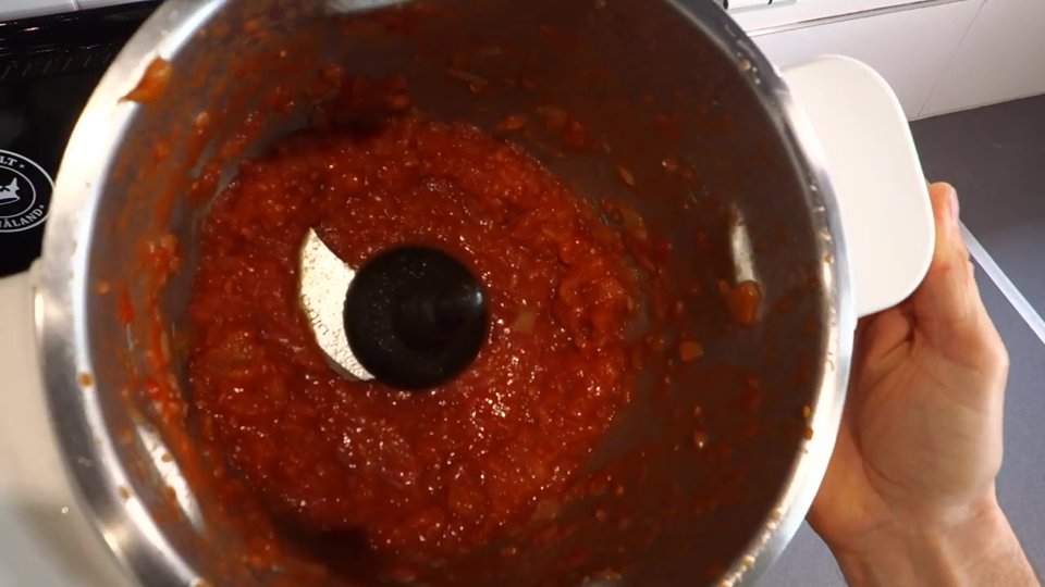 Tomates pelées mixées pour la base de sauce tomate au thon.