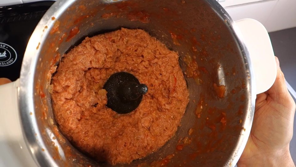Incorporation du thon mixé dans la sauce tomate au Companion.