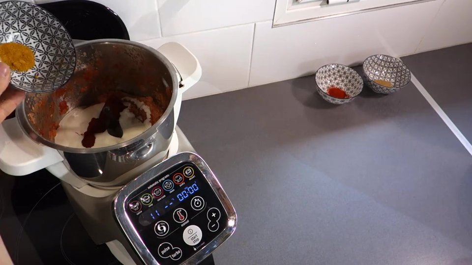 Ajout des ingrédients pour la sauce tomate au thon au Companion.