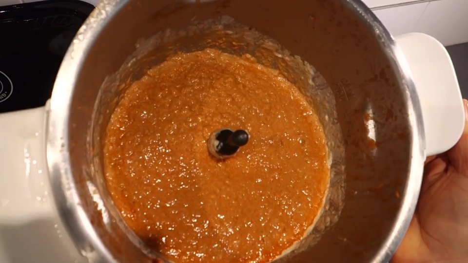 Mélange des ingrédients pour finaliser la sauce tomate au thon.
