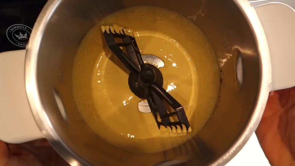 Préparation de la crème dessert vanille au Companion avant cuisson.