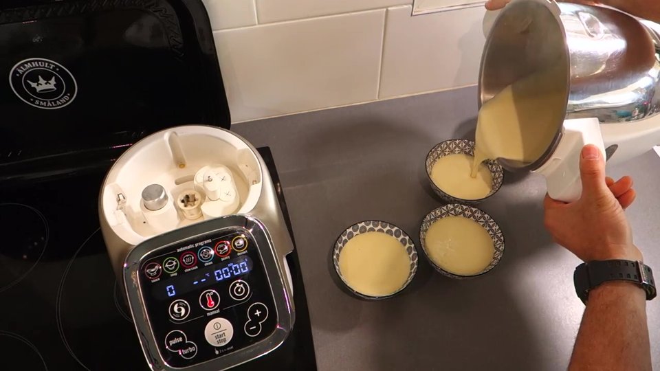 Crème dessert vanille versée en ramequins avant repos au réfrigérateur.