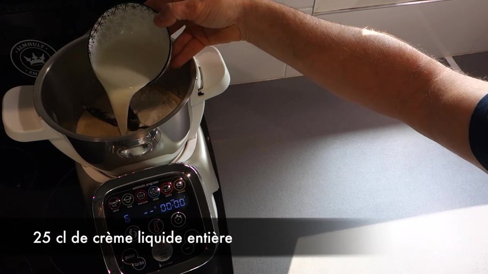 Ajout de la crème liquide pour une crème dessert vanille onctueuse au Companion.