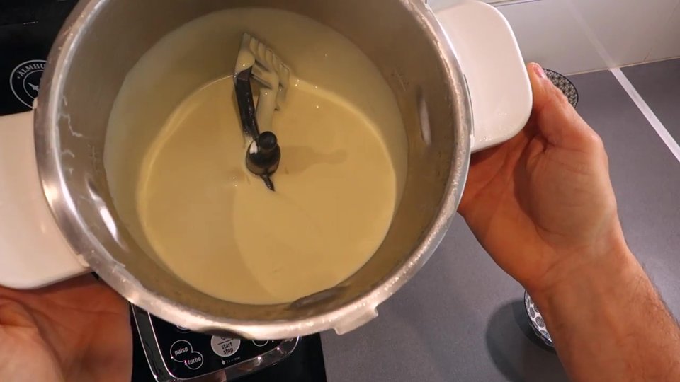 Mélange des ingrédients pour la crème dessert vanille maison au Companion.