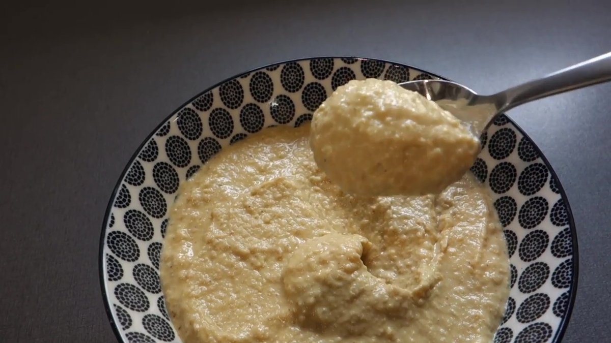 Houmous facile au Companion prêt à être dégusté à la cuillère.