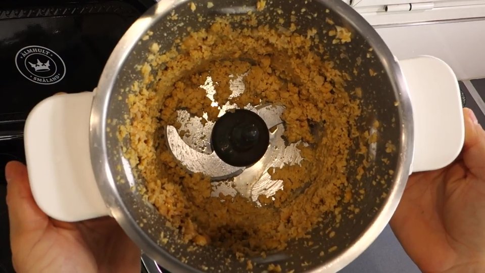 Pois chiches concassés au Companion pour préparer un houmous maison.