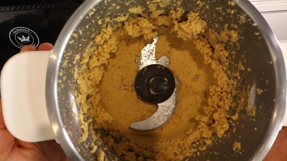 Préparation du houmous au Companion avec citron, tahin et épices.