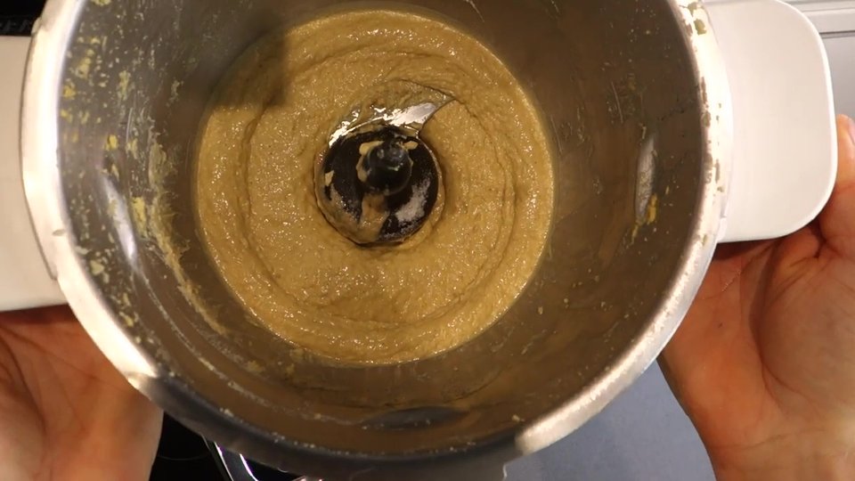 Houmous maison au Companion mixé jusqu’à une texture lisse et onctueuse.
