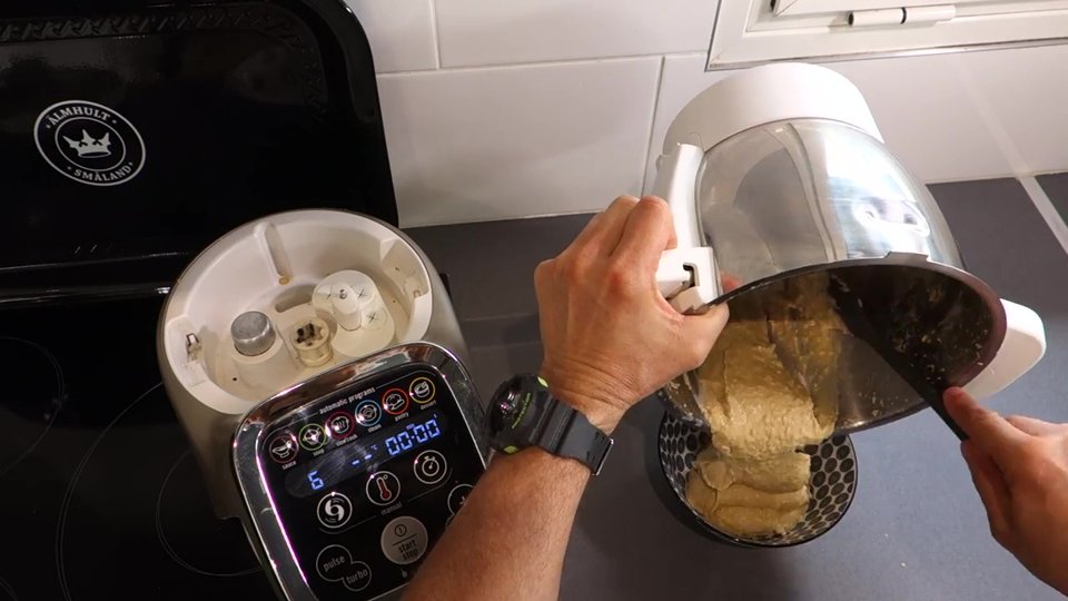 Houmous facile au Companion prêt à être servi et dégusté.