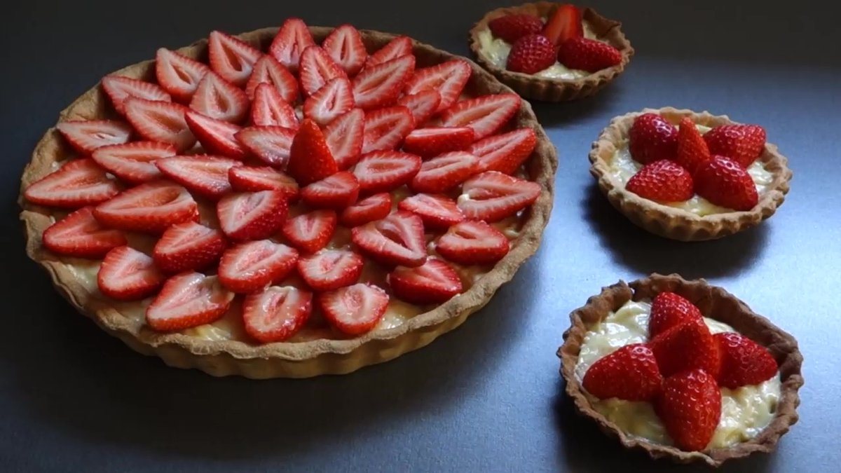 Tarte aux fraises maison au Companion accompagnée de tartelettes individuelles.