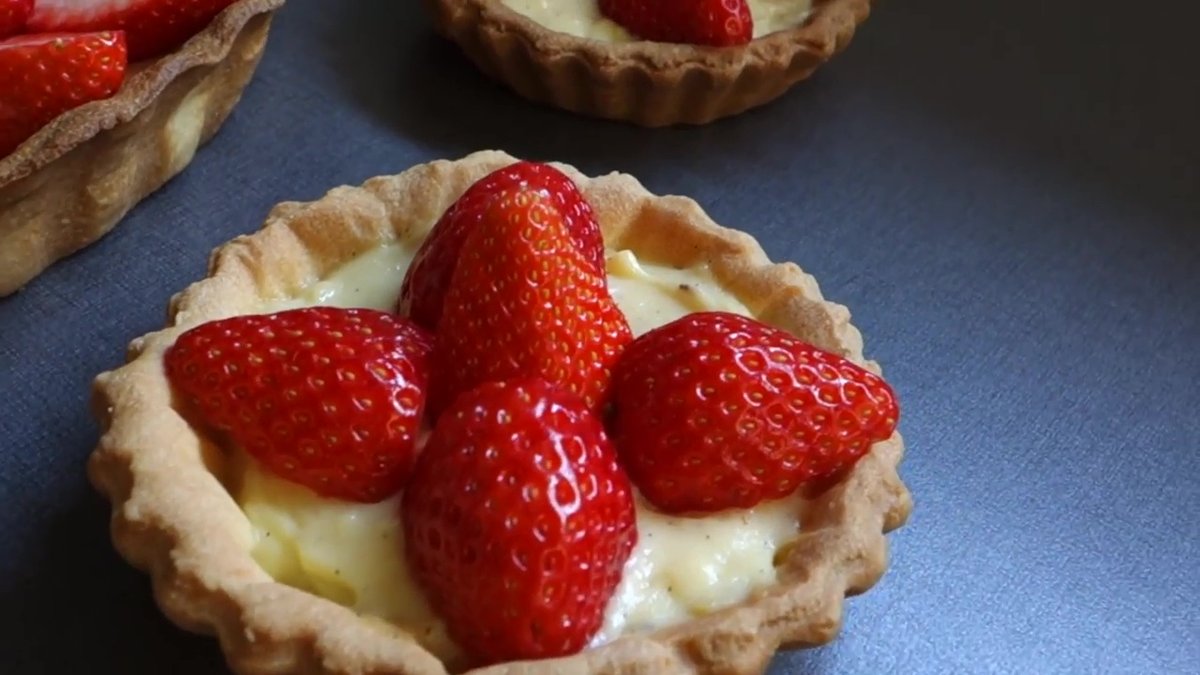 Tartelettes aux fraises maison garnies de crème pâtissière au Companion.