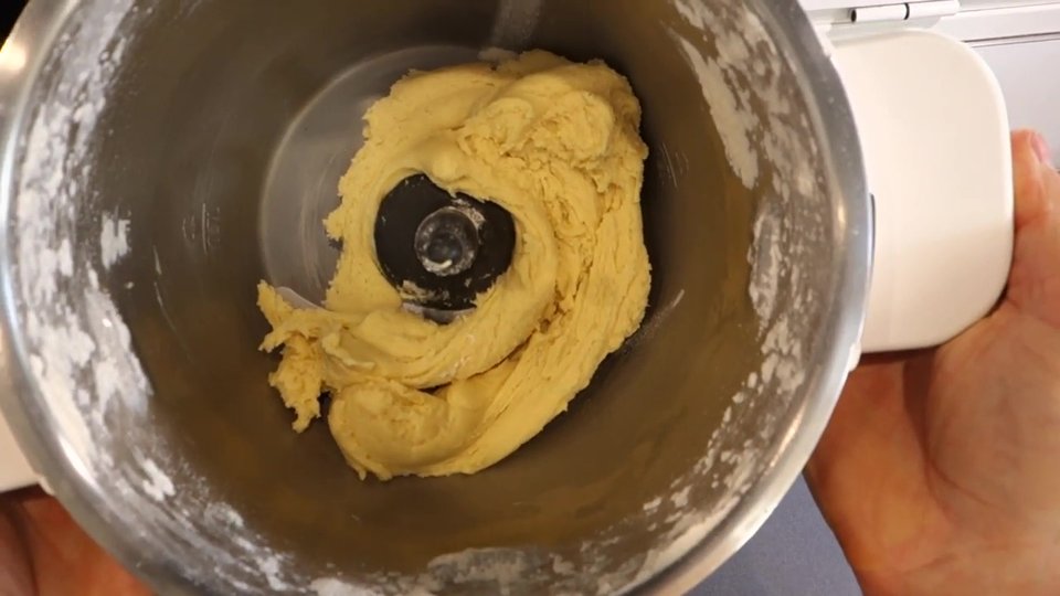 Pâte sablée réalisée au Companion pour une tarte aux fraises maison.