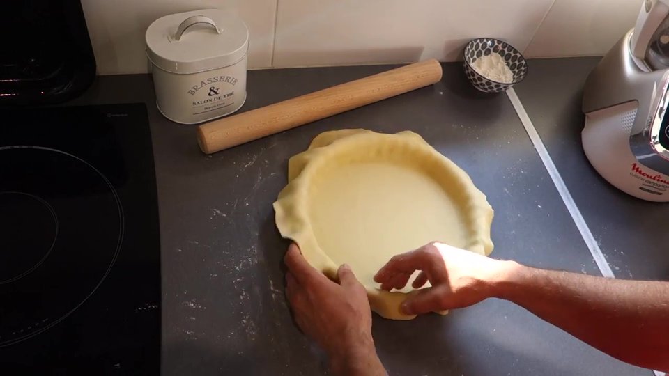 Pâte sablée étalée et foncée dans le moule pour tarte aux fraises.