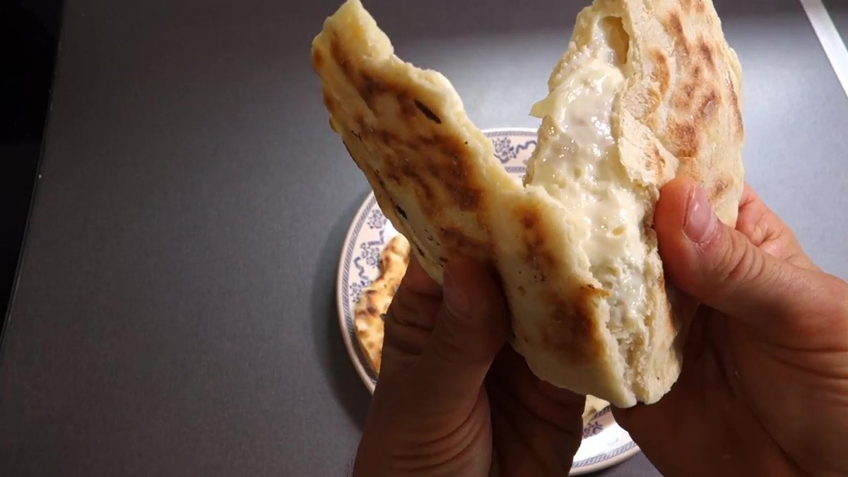 Naan fromage maison au Companion avec un cœur fondant et fromage filant.