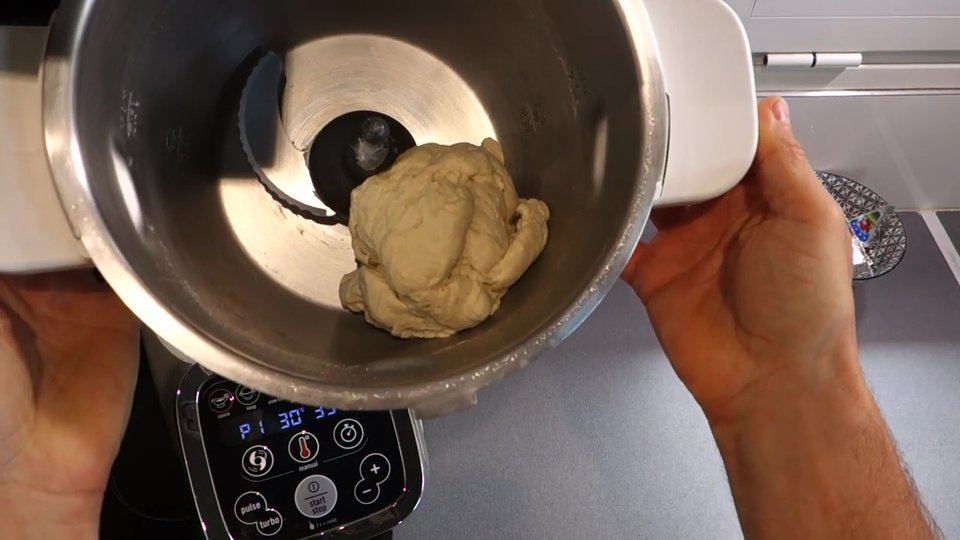 Pâte à naan fromage réalisée au Companion après pétrissage.