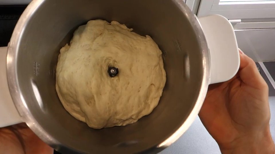 Pâte à naan levée au Companion prête à être façonnée.