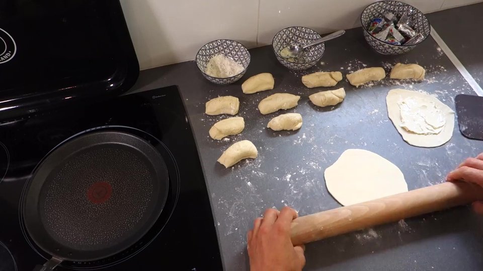 Préparation des naans fromage maison avec garniture au fromage fondu.