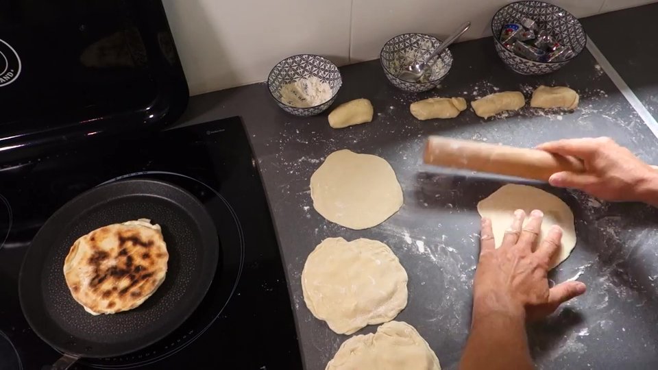 Cuisson des naans fromage à la poêle jusqu’à une belle dorure.