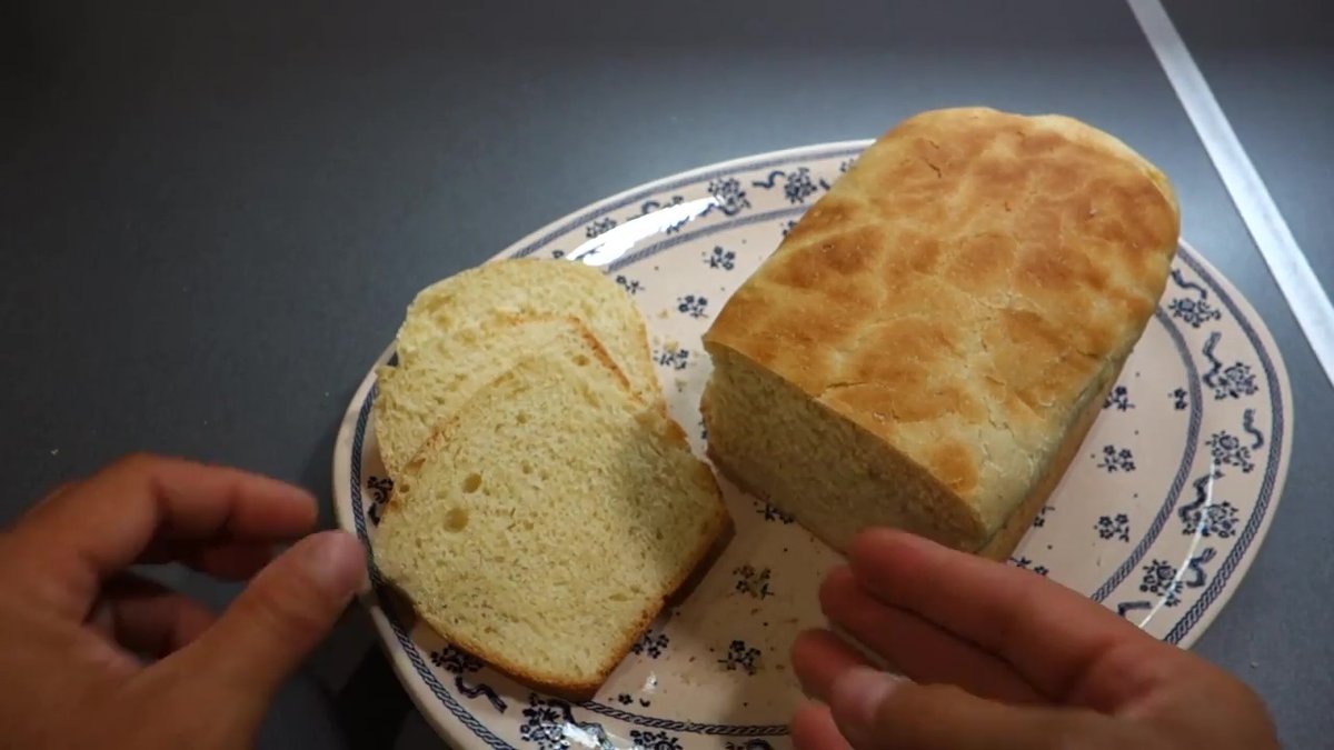 Pain de mie maison tranché, idéal pour petits-déjeuners et sandwichs.