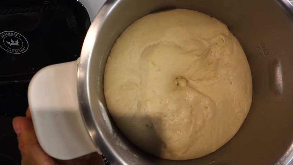 Pâte à pain de mie levée au Companion prête pour le façonnage.