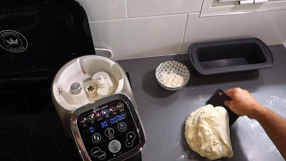 Façonnage du pain de mie maison avant mise en moule.