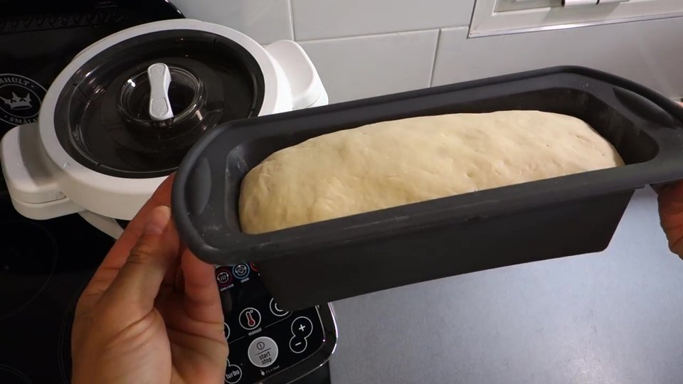 Pain de mie au Companion placé en moule pour la seconde pousse.