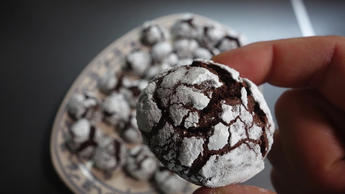 Craquelé au chocolat au Companion avec effet fissuré et sucre glace.