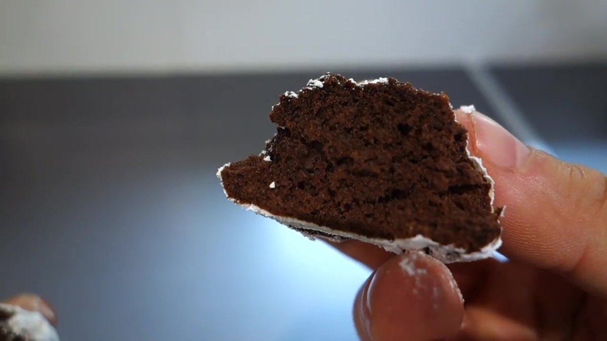 Intérieur fondant des biscuits craquelés au chocolat maison.
