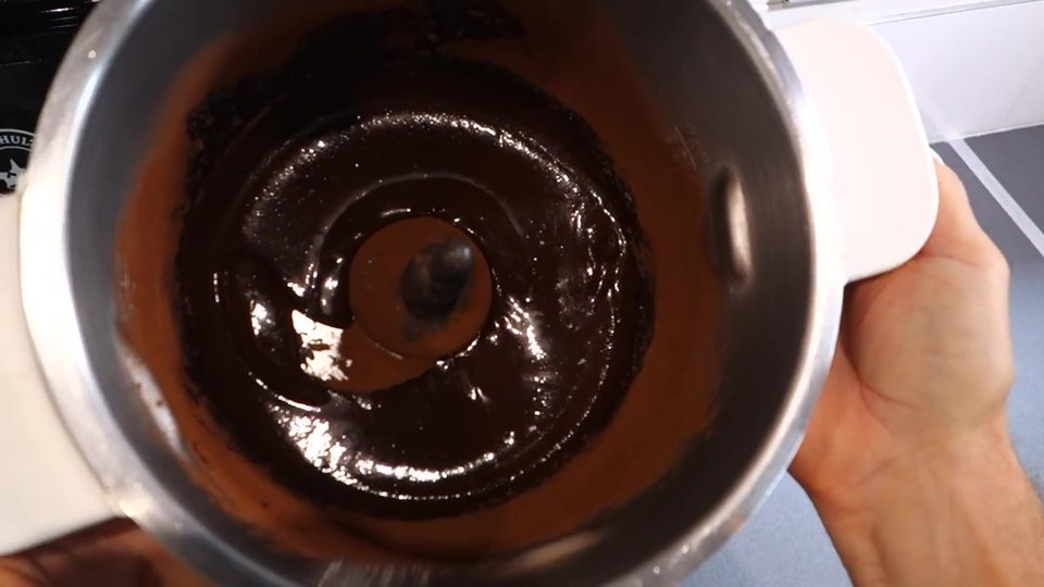 Pâte à craquelés au chocolat préparée au Companion, texture lisse et brillante.