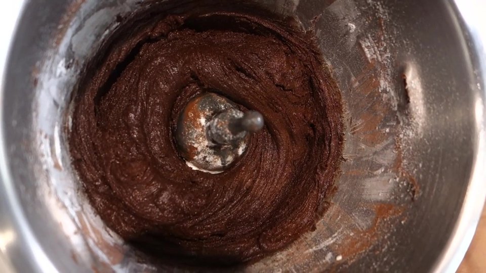 Pâte à biscuits craquelés au chocolat, prête à être façonnée.