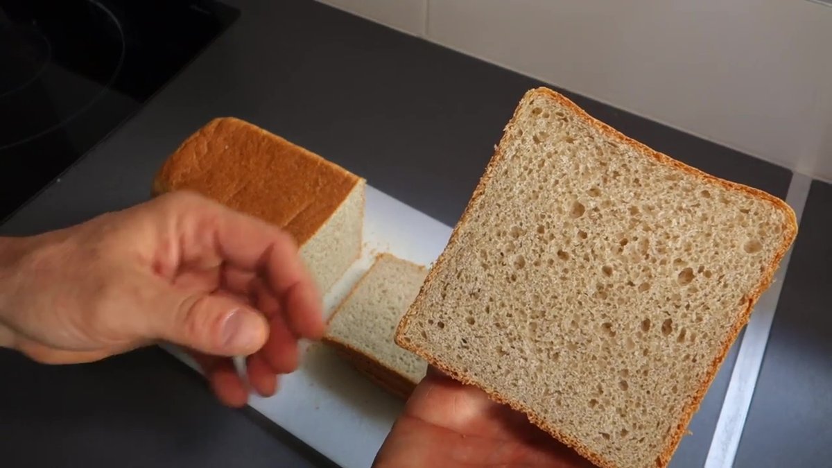 Tranche de pain de mie semi complet à la farine de châtaigne moelleux fait au Companion.