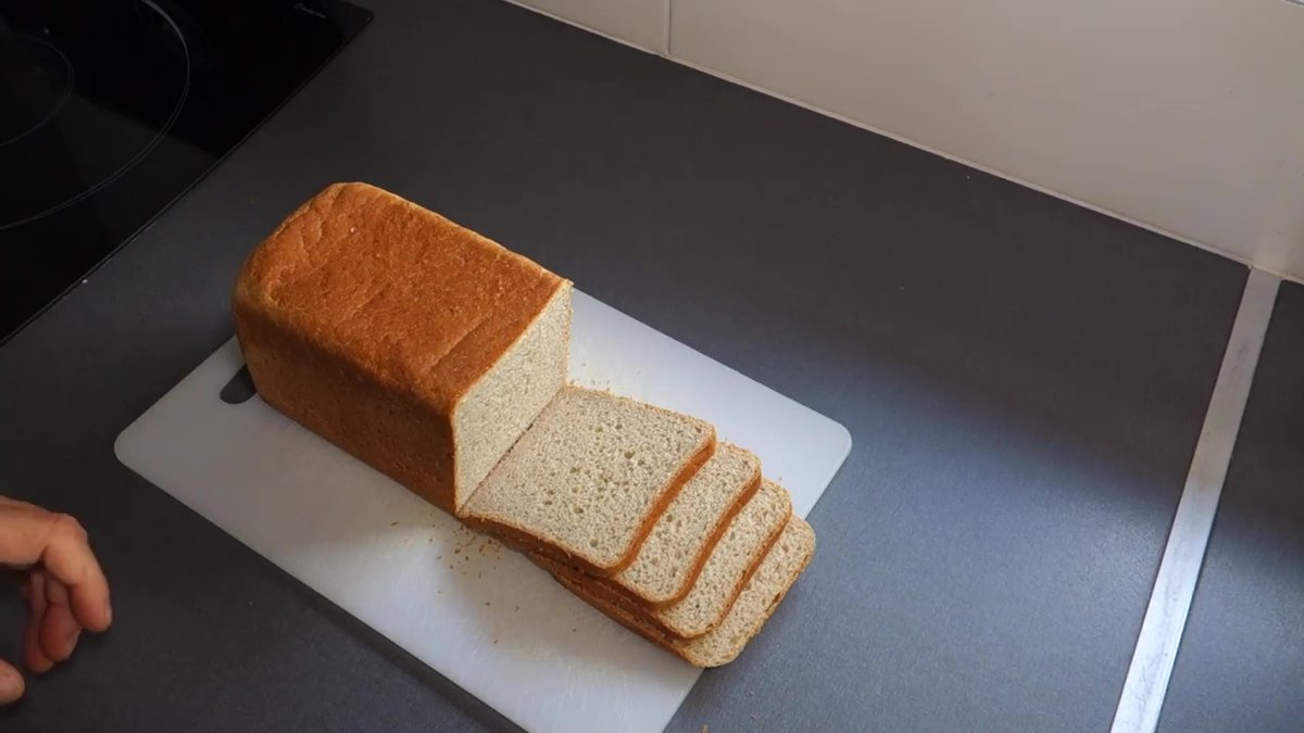 Pain de mie semi complet maison à la farine de châtaigne tranché sur plan de travail.